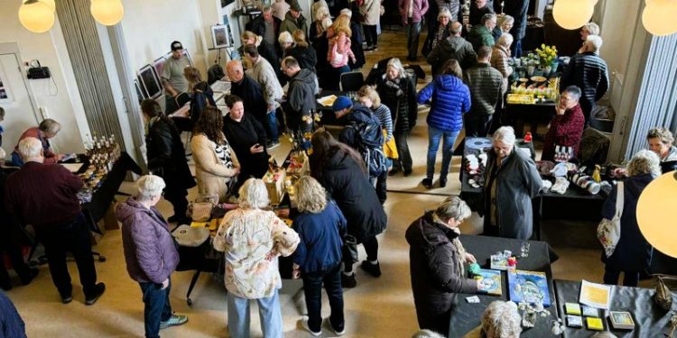 Masser af gæster lagde   alleredefra start skærtorsdag vejen indenom kunsthåndværkermarkedet i Den Svensake Sømandskirke i Hirtshals. Foto: Niels Skipper.