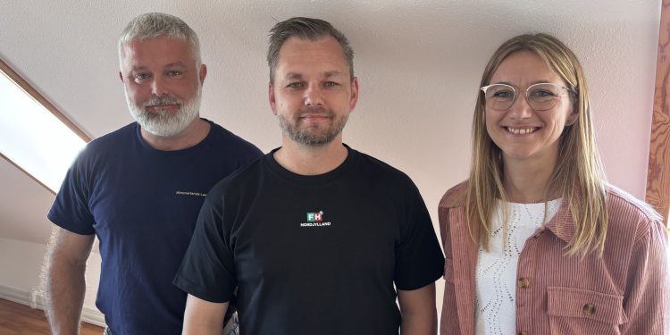 Anne Weirum von Lillienskjold i selskab med Dennis Møller Thomsen fra Himmerlands Lærerkreds og i midten formand Jesper Ettrup Rasmussen fra FH. Foto: Lærerkreds Nord.
