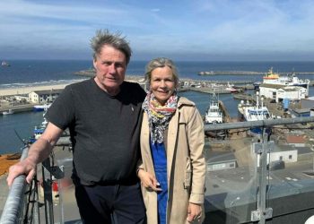Hotelejer Per Windahl Jensen og turistchef Laila Zielke på toppen af Hotel Hirtshals. Foto: Niels Skipper.