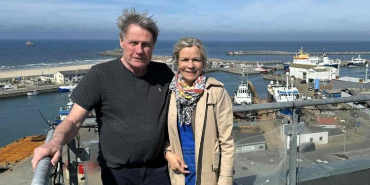 Hotelejer Per Windahl Jensen og turistchef Laila Zielke på toppen af Hotel Hirtshals. Foto: Niels Skipper.
