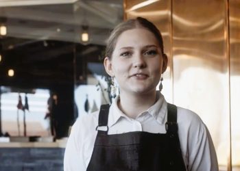 Tjenerlærling Kathrine Elisabeth Jensen hos Lilleheden Café & Restaurant i Hirtshals. Foto: Screendump.