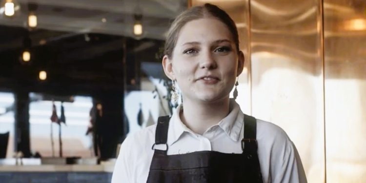 Tjenerlærling Kathrine Elisabeth Jensen hos Lilleheden Café & Restaurant i Hirtshals. Foto: Screendump.