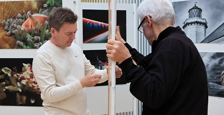 Morten Mejlvang og Esben Andersen har travlt med opsætningen. Foto: Erik Andreassen.