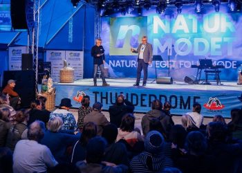 Naturmødechef Leif Lund Jakobsen og borgmester Søren Smalbro på scenen i Thunderdome. Foto: Naturmødet.