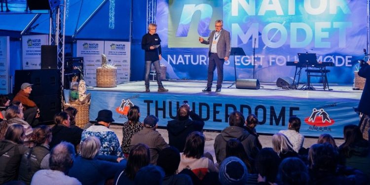 Naturmødechef Leif Lund Jakobsen og borgmester Søren Smalbro på scenen i Thunderdome. Foto: Naturmødet.