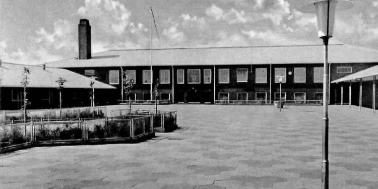 Postkort med Nordre Skole. Foto: Stender.
