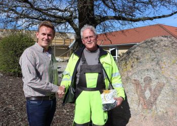 Direktør Jan-Iver Christiansen og jubilaren Ole Sørensen. Foto: Vennelyst.