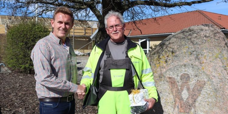 Direktør Jan-Iver Christiansen og jubilaren Ole Sørensen. Foto: Vennelyst.