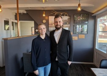 Pernille og Christoffer Ramberg på 1. sal hos Lilleheden Café & Restaurant, hvorfra udsigten er pragtfuld over Hirtshals Havn og Skagerrak. Foto: Privat.