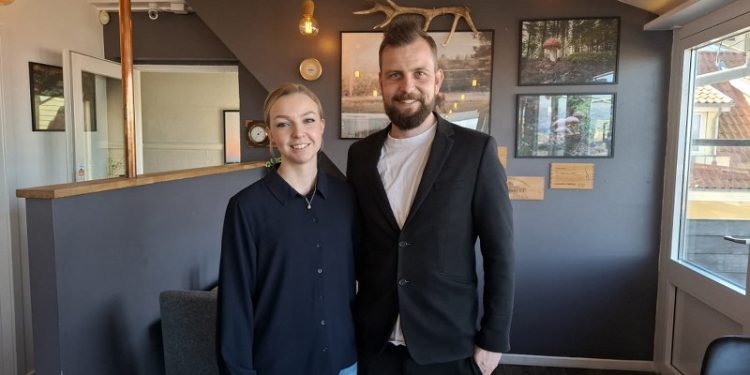 Pernille og Christoffer Ramberg på 1. sal hos Lilleheden Café & Restaurant, hvorfra udsigten er pragtfuld over Hirtshals Havn og Skagerrak. Foto: Privat.