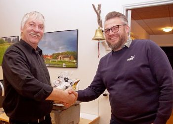 Martin fra Beboerforeningen (til højre) overrækker Anker Jørgensen en gave som tak for hans engagement i forbindelse med ølsmagningen. Foto: Helge Jensen.