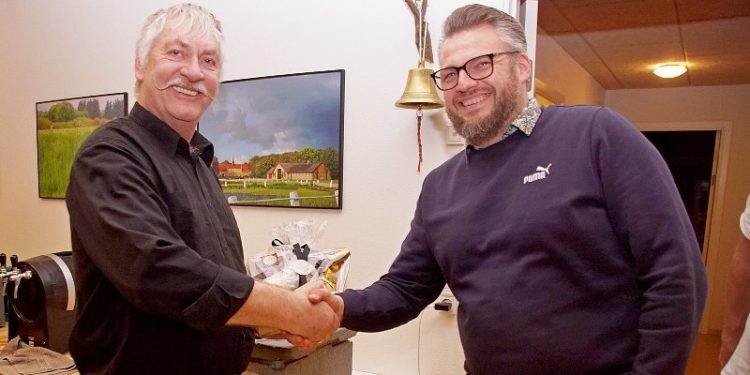 Martin fra Beboerforeningen (til højre) overrækker Anker Jørgensen en gave som tak for hans engagement i forbindelse med ølsmagningen. Foto: Helge Jensen.