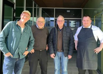 Direktør og kapelmester Henrik Baloo Andersen, kok Uffe Nielsen, bestyrelsesformand Per Boe Larsen og kok Mathias Buus Andersen. Foto: Hjørring Revyen.