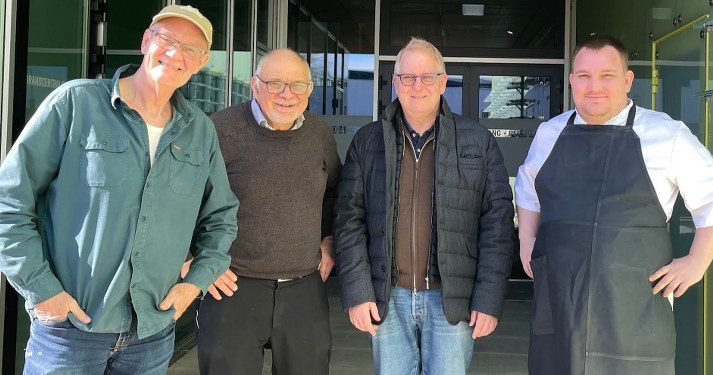 Direktør og kapelmester Henrik Baloo Andersen, kok Uffe Nielsen, bestyrelsesformand Per Boe Larsen og kok Mathias Buus Andersen. Foto: Hjørring Revyen.