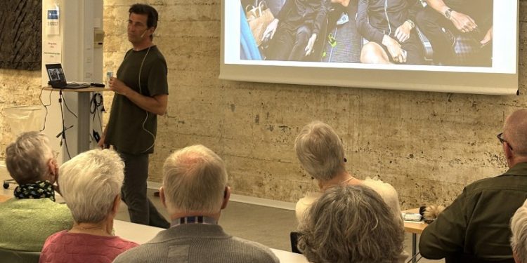 Thøger Persson Krogh fortalte om sit spændende arbejde som læge for både det danske kvinde- og herrelandshold. Foto: Hjørring Gymnasium.