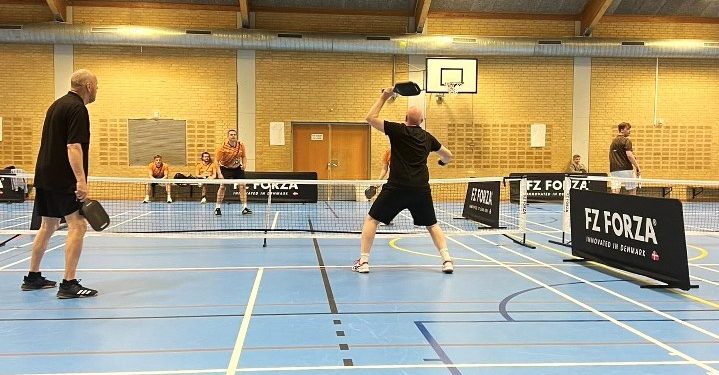 Pickleball er en voksende sport i Danmark og kombinerer elementer fra tennis, badminton og bordtennis. Foto: SVIF