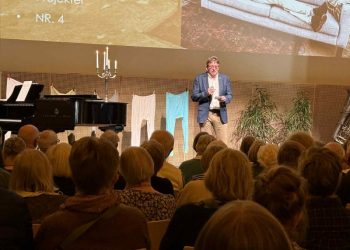 Bestyrelsesformand Ole Peter Christensen på scenen i Musiksalen. Foto: Niels Skipper.