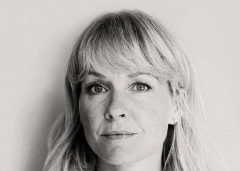 Signe Svendsen fylder Restaurant Tannishus i Tversted. Pressefoto