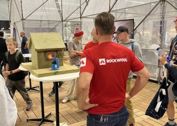 På standen kan de besøgende selv opleve, hvordan stenuldens egenskaber kan gøre en forskel. Billedet her er fra EuroSkills 2025, hvor Rockwool deltog som fagsponsor for tømrerne. Foto: Rockwool.