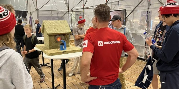 På standen kan de besøgende selv opleve, hvordan stenuldens egenskaber kan gøre en forskel. Billedet her er fra EuroSkills 2025, hvor Rockwool deltog som fagsponsor for tømrerne. Foto: Rockwool.