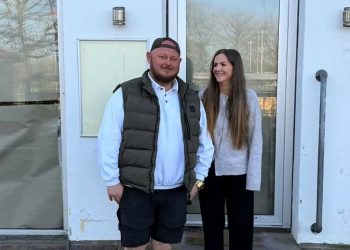 Mikkel og Thea foran Café Smikkels i Vrå. Foto: Privat.