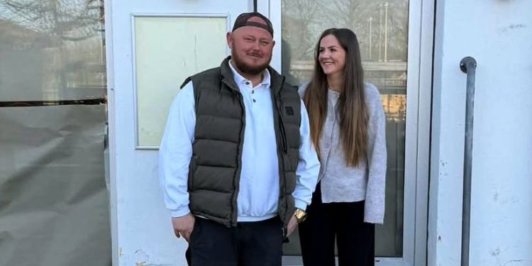 Mikkel og Thea foran Café Smikkels i Vrå. Foto: Privat.