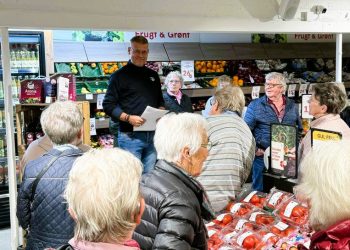 Købmand René Ejstrup Larsen bød de omkring 100 medlemmer af Ældre Sagen i Hirtshals velkommen hos Spar. Foto: Niels Skipper.