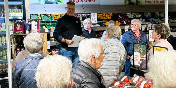 Købmand René Ejstrup Larsen bød de omkring 100 medlemmer af Ældre Sagen i Hirtshals velkommen hos Spar. Foto: Niels Skipper.