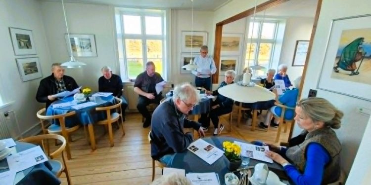 Flot fremmøde til Støtteforeningen Hirtshals Fyrs generalforsamling i Kaffestuen. Foto: Privat.