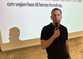 Professor Sune Lehmann holdt på sit gamle gymnasium foredrag om, hvordan kunstig intelligens kan bruges til at forstå og forudsige menneskeliv. Foto: Marie Louise Hamborg.