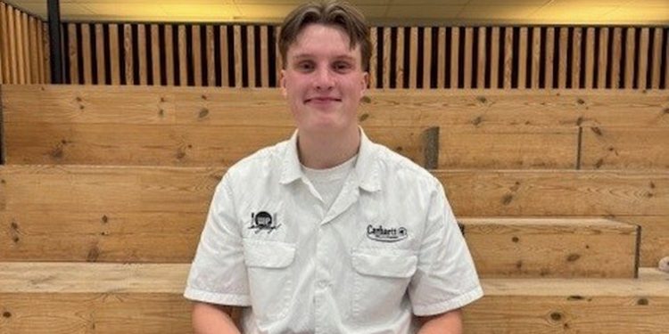 Den glade tømrersvend Troels Mikkelsen. Foto: Vennelyst.