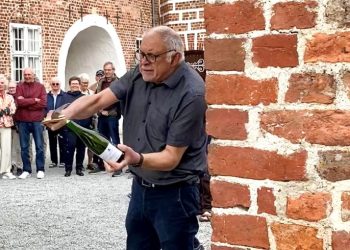 Restauratør og mesterkok Uffe Nielsen sabler og laver god mad. Arkivfoto