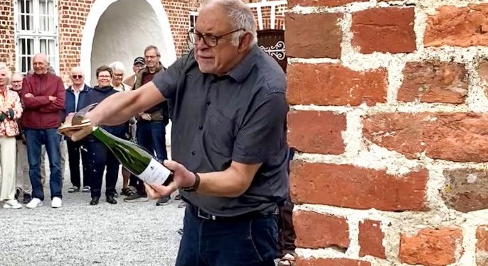 Restauratør og mesterkok Uffe Nielsen sabler og laver god mad. Arkivfoto