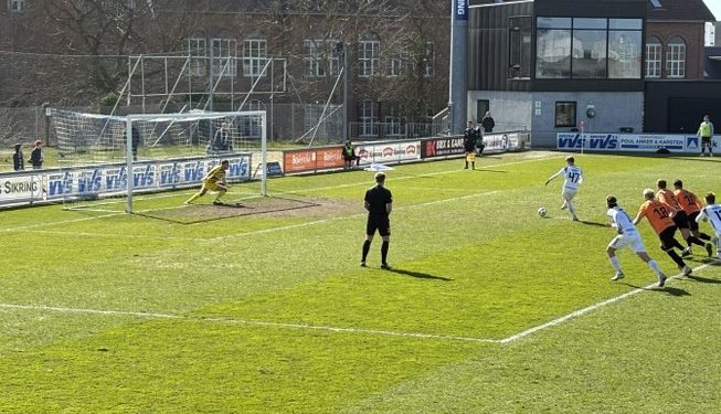 Magnus Munck scorer på straffespark i 3-0 sejren over FC Roskilde den 6. april 2026. Arkivfoto: Palle W. Nielsen