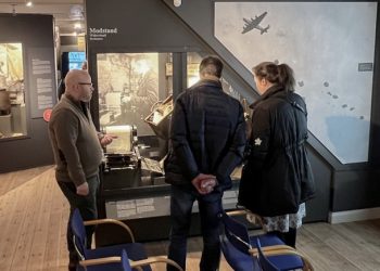 Formidlingschef Jens-Christian Hansen viser rundt i udstillingen på Vendsyssel Historiske Museum. Foto: VHM.