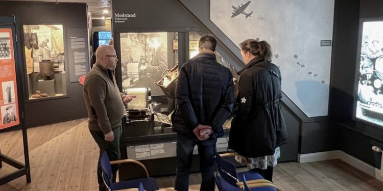 Formidlingschef Jens-Christian Hansen viser rundt i udstillingen på Vendsyssel Historiske Museum. Foto: VHM.
