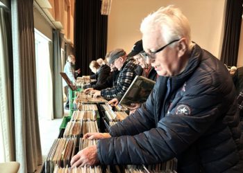 Plader - musik på vinyl - er særdels populært. Foto fra pladebasar på Vendsyssel Teater: Palle W. Nielsen
