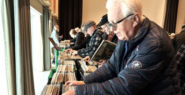 Plader - musik på vinyl - er særdels populært. Foto fra pladebasar på Vendsyssel Teater: Palle W. Nielsen