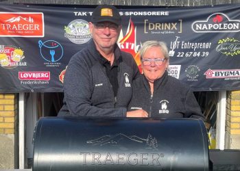 Mom’s BBQ Kitchen giver tips og viser tricks, mens Marian Weinkouff og Kai Løgstrup griller. Privatfoto