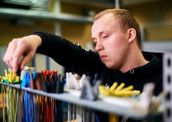 Studerende får hands-on erfaring med teknologi, som de møder direkte i energibranchen. Pressefoto