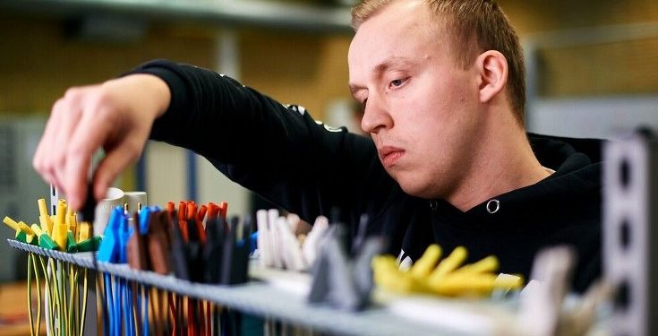 Studerende får hands-on erfaring med teknologi, som de møder direkte i energibranchen. Pressefoto
