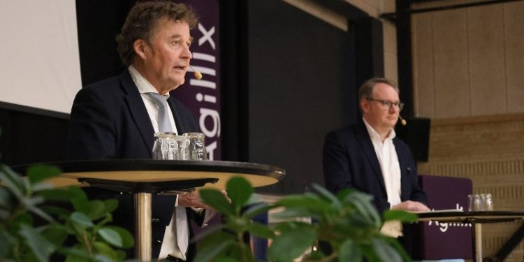 Formand Carl Chr. Pedersen og i baggrunden direktør Uffe Bertelsen. Foto: Agilix.