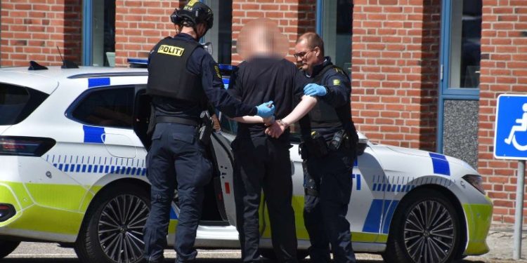 Den 25 årige mand anholdes. Foto: Presse-fotos.dk.