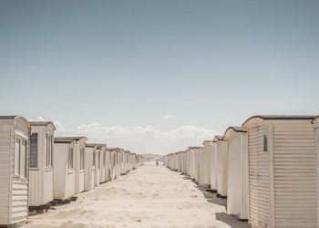 Snorlige står badehusene på Løkken Strand. Visit Nordvestkysten.