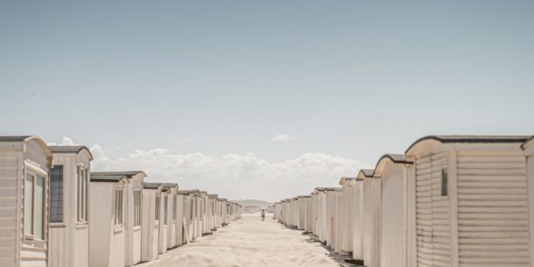 Snorlige står badehusene på Løkken Strand. Visit Nordvestkysten.