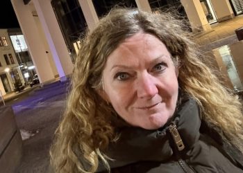 Betina D. Jensen foran rådhuset på Springvandspladsen i Hjørring. Foto: Privat.