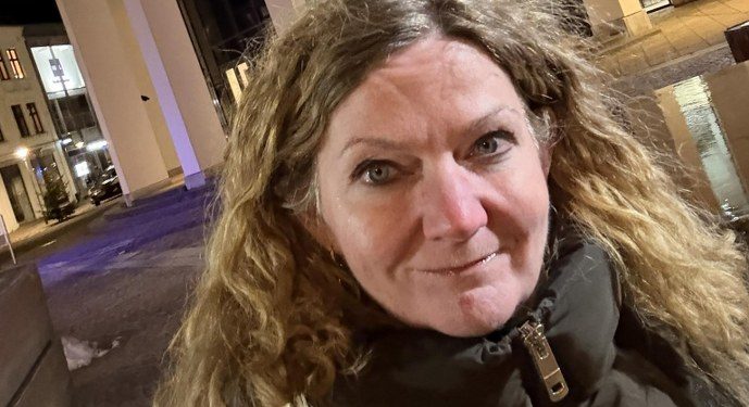 Betina D. Jensen foran rådhuset på Springvandspladsen i Hjørring. Foto: Privat.