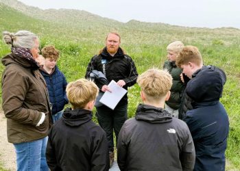 Kim fra Skoletjenesten ved Nordsøen Oceanarium i præsenterer en gruppe elever for en opgave i området nedenfor Hirtshals Fyr. Foto: Niels Skipper.