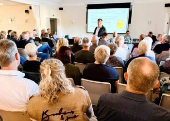 Udvalgsformand Søren Homann (C) foran de mange fremmødte borgere i Astrup. Foto: Betina D. Jensen.