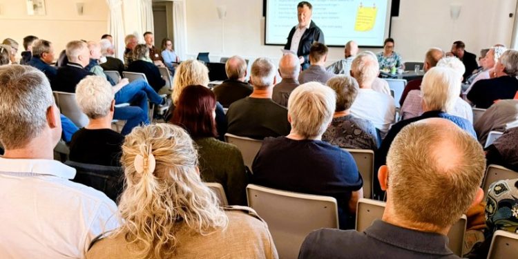 Udvalgsformand Søren Homann (C) foran de mange fremmødte borgere i Astrup. Foto: Betina D. Jensen.